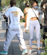 hailey-bieber-and-justin-biebe-August-20-Waiting-in-line-at-a-Breakfast-Joint-in-West-Hollywood-14.jpg