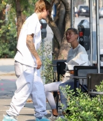 hailey-bieber-and-justin-biebe-August-20-Waiting-in-line-at-a-Breakfast-Joint-in-West-Hollywood-15.jpg