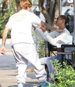 hailey-bieber-and-justin-biebe-August-20-Waiting-in-line-at-a-Breakfast-Joint-in-West-Hollywood-16.jpg