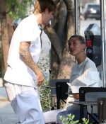 hailey-bieber-and-justin-biebe-August-20-Waiting-in-line-at-a-Breakfast-Joint-in-West-Hollywood-3.jpg