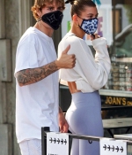 hailey-bieber-and-justin-biebe-August-20-Waiting-in-line-at-a-Breakfast-Joint-in-West-Hollywood-4.jpg
