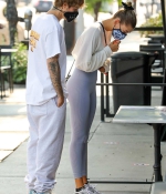 hailey-bieber-and-justin-biebe-August-20-Waiting-in-line-at-a-Breakfast-Joint-in-West-Hollywood-6.jpg