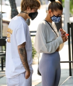 hailey-bieber-and-justin-biebe-August-20-Waiting-in-line-at-a-Breakfast-Joint-in-West-Hollywood-9.jpg