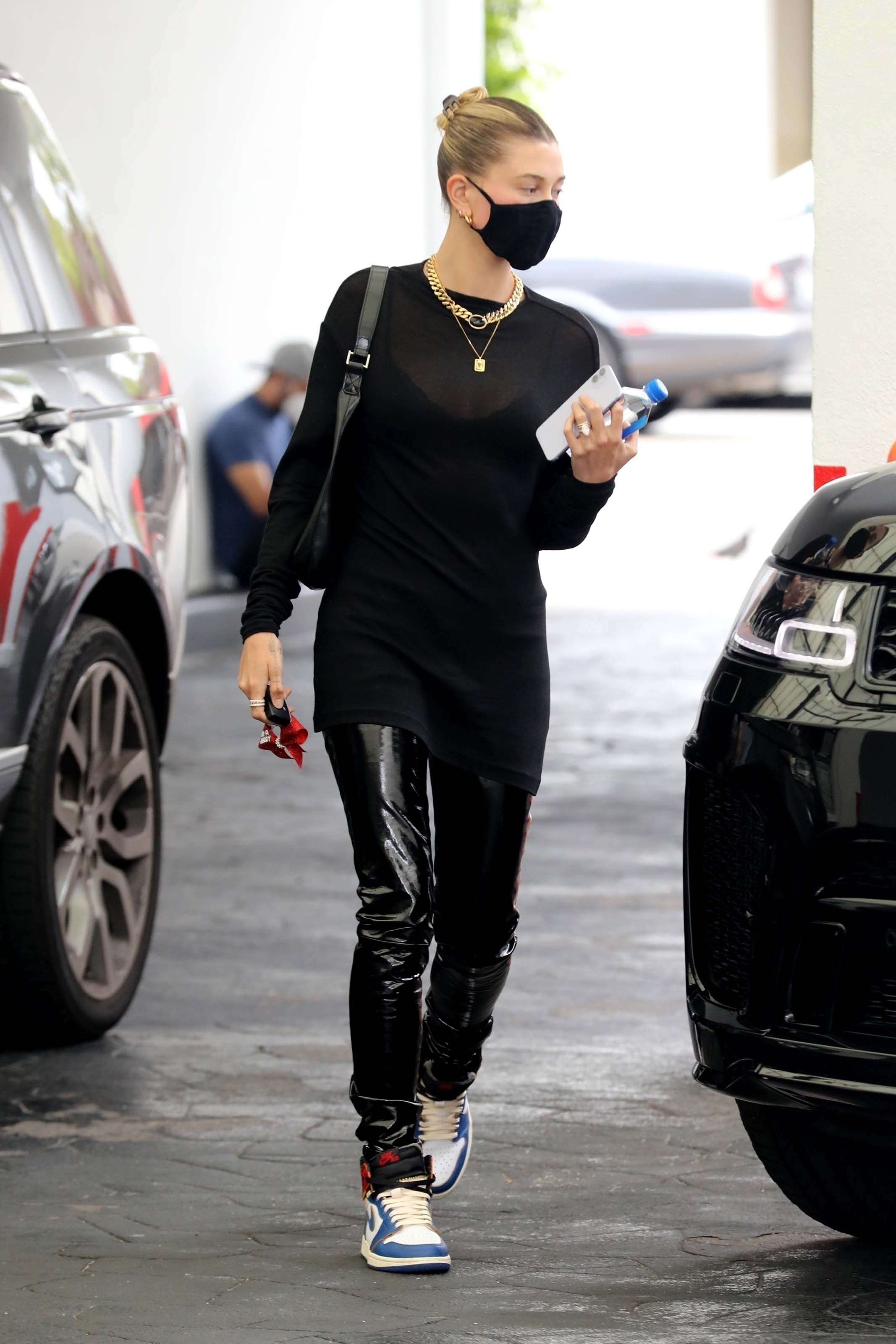 hailey-bieber-May-29-At-a-Doctors-Office-in-Beverly-Hills_2811929.jpg