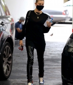 hailey-bieber-May-29-At-a-Doctors-Office-in-Beverly-Hills_2811729.jpg