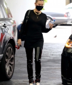hailey-bieber-May-29-At-a-Doctors-Office-in-Beverly-Hills_2811829.jpg
