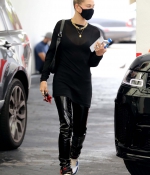 hailey-bieber-May-29-At-a-Doctors-Office-in-Beverly-Hills_2811929.jpg