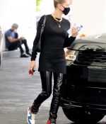 hailey-bieber-May-29-At-a-Doctors-Office-in-Beverly-Hills_2812029.jpg
