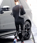 hailey-bieber-May-29-At-a-Doctors-Office-in-Beverly-Hills_2812129.jpg