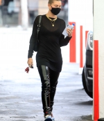 hailey-bieber-May-29-At-a-Doctors-Office-in-Beverly-Hills_28129.jpg