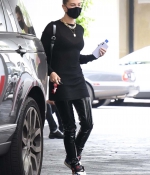 hailey-bieber-May-29-At-a-Doctors-Office-in-Beverly-Hills_2813729.jpg
