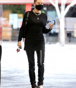 hailey-bieber-May-29-At-a-Doctors-Office-in-Beverly-Hills_2814029.jpg
