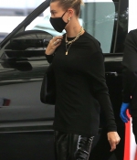 hailey-bieber-May-29-At-a-Doctors-Office-in-Beverly-Hills_2814129.jpg