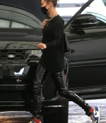 hailey-bieber-May-29-At-a-Doctors-Office-in-Beverly-Hills_2814629.jpg
