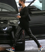 hailey-bieber-May-29-At-a-Doctors-Office-in-Beverly-Hills_2814729.jpg