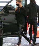 hailey-bieber-May-29-At-a-Doctors-Office-in-Beverly-Hills_2814829.jpg