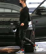 hailey-bieber-May-29-At-a-Doctors-Office-in-Beverly-Hills_2815129.jpg