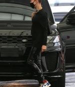 hailey-bieber-May-29-At-a-Doctors-Office-in-Beverly-Hills_2815229.jpg
