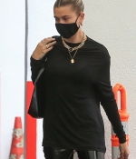 hailey-bieber-May-29-At-a-Doctors-Office-in-Beverly-Hills_2815329.jpg