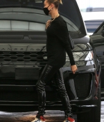 hailey-bieber-May-29-At-a-Doctors-Office-in-Beverly-Hills_2815429.jpg
