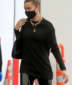 hailey-bieber-May-29-At-a-Doctors-Office-in-Beverly-Hills_2815629.jpg