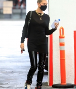hailey-bieber-May-29-At-a-Doctors-Office-in-Beverly-Hills_2815829.jpg