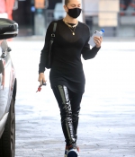 hailey-bieber-May-29-At-a-Doctors-Office-in-Beverly-Hills_2816029.jpg