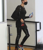 hailey-bieber-May-29-At-a-Doctors-Office-in-Beverly-Hills_2816129.jpg