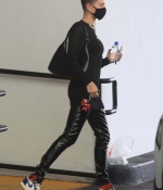hailey-bieber-May-29-At-a-Doctors-Office-in-Beverly-Hills_2816229.jpg