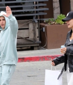 hailey-and-justin-bieber-are-all-smiles-as-they-pick-up-poke-for-lunch-in-los-angeles-0.jpg