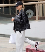 hailey-and-justin-bieber-are-all-smiles-as-they-pick-up-poke-for-lunch-in-los-angeles-2.jpg