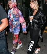 hailey-baldwin-and-justin-bieber-spotted-amidst-of-wedding-rumors-as-they-stopped-by-a-starbucks-to-grab-coffee-in-new-york-city-2.jpg
