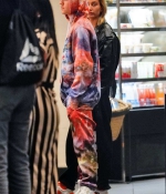 hailey-baldwin-and-justin-bieber-spotted-amidst-of-wedding-rumors-as-they-stopped-by-a-starbucks-to-grab-coffee-in-new-york-city-3.jpg
