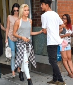 kendall-jenner-and-hailey-baldwin-leaves-an-apartment-in-new-york_2.jpg