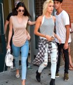 kendall-jenner-and-hailey-baldwin-leaves-an-apartment-in-new-york_5.jpg