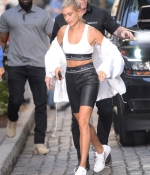 hailey-baldwin-out-in-brooklyn-July-12-At-Cecconis-in-New-York-with-justin-bieber_28229.jpg