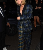 hailey-baldwin-suit-blue-and-green-short-hair-arrives-at-the-warner-brother-after-party-at-freemasons-in-london-style-2.jpg