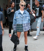 hailey-baldwin-style-nyfc-spotted-during-fashion-week-in-new-york-city-jeans-denim-black-boots-1.jpg