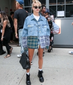 hailey-baldwin-style-nyfc-spotted-during-fashion-week-in-new-york-city-jeans-denim-black-boots-2.jpg