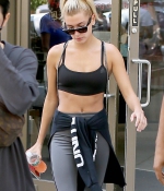 hailey-baldwin-August-1-Out-in-New-york-with-Kendall-Jenner-leaving-gotham-gym-black-leggins-hat-sports-nike-1.jpg