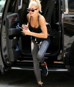 hailey-baldwin-August-1-Out-in-New-york-with-Kendall-Jenner-leaving-gotham-gym-black-leggins-hat-sports-nike-12.jpg