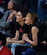 kendall-jenner-and-hailey-baldwin-at-la-lakers-v-memphis-grizzlies-game-in-los-angeles-01-03-2017_14.jpg